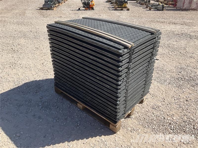 Quantity of (35) Connectable Road Plates (Unused) Inne akcesoria