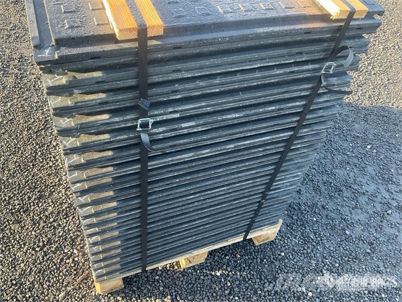 Quantity of 35 Plastic Road Plates (Unused) Alte componente