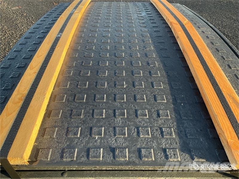 Quantity of 35 Plastic Road Plates (Unused) Alte componente