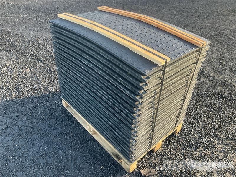 Quantity of 35 Plastic Road Plates (Unused) Alte componente