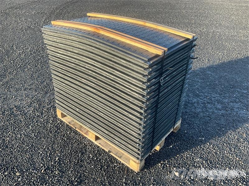 Quantity of 35 Plastic Road Plates (Unused) Alte componente