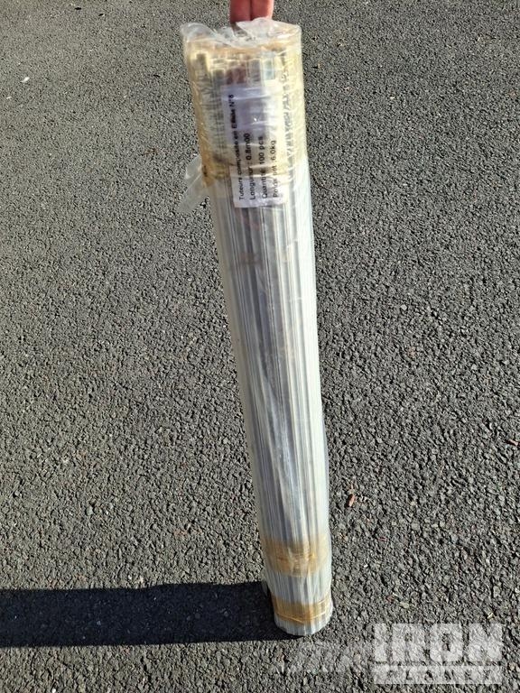 Quantity of (36000) Stakes 0.8 m (grey) ماكينات زراعية - غير ذلك