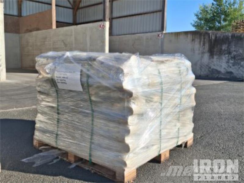 Quantity of (36000) Stakes 0.8 m (grey) ماكينات زراعية - غير ذلك