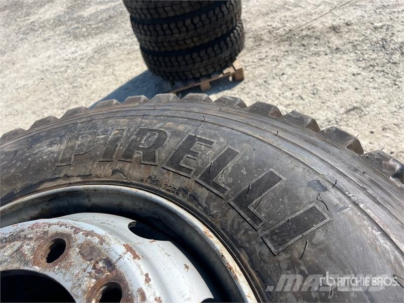  Quantity of (4) 13-22.5 Wheels (Unused) Gume, točkovi i felne