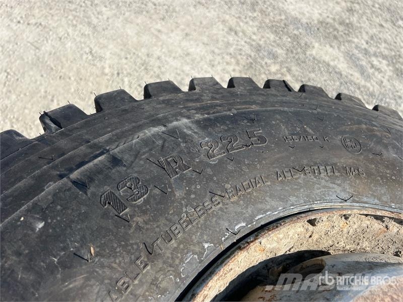  Quantity of (4) 13-22.5 Wheels (Unused) Gume, točkovi i felne