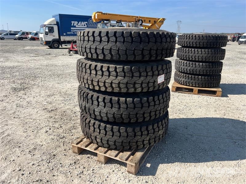  Quantity of (4) 13-22.5 Wheels (Unused) Gume, točkovi i felne