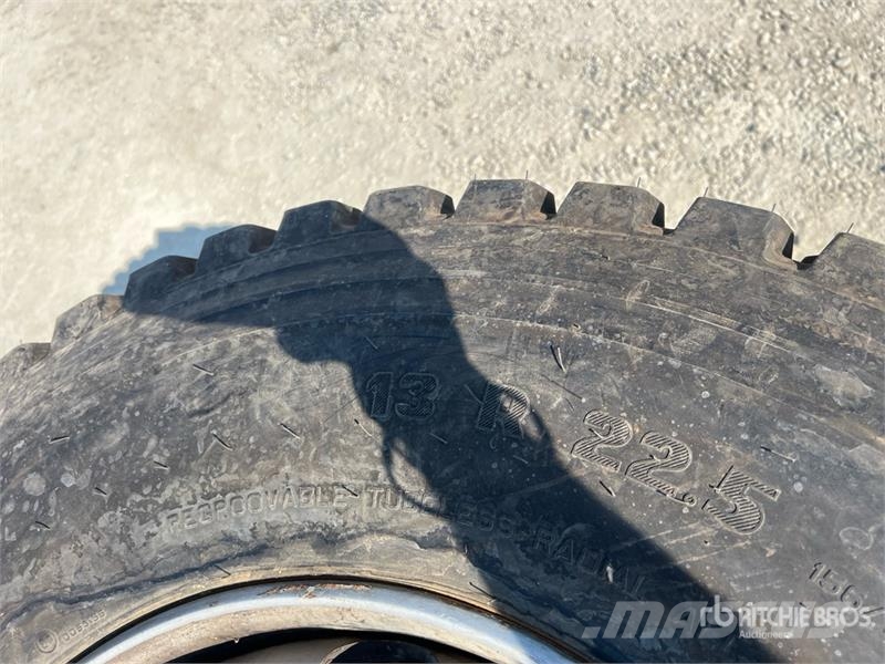  Quantity of (4) 13-22.5 Wheels (Unused) Gume, točkovi i felne