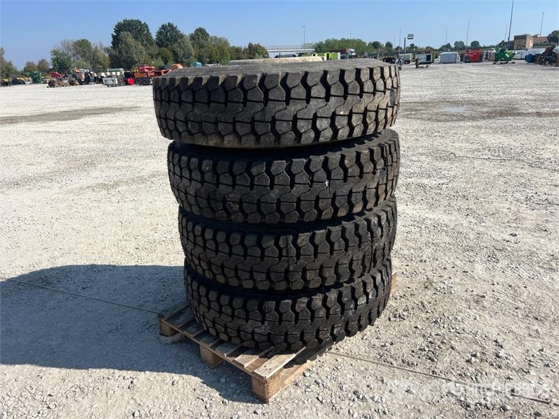  Quantity of (4) 13-22.5 Wheels (Unused) Gume, točkovi i felne