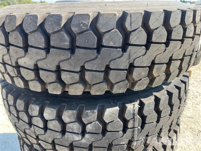  Quantity of (4) 13-22.5 Wheels (Unused) Gume, točkovi i felne