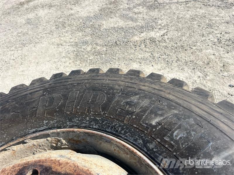  Quantity of (4) 13-22.5 Wheels (Unused) Gume, točkovi i felne