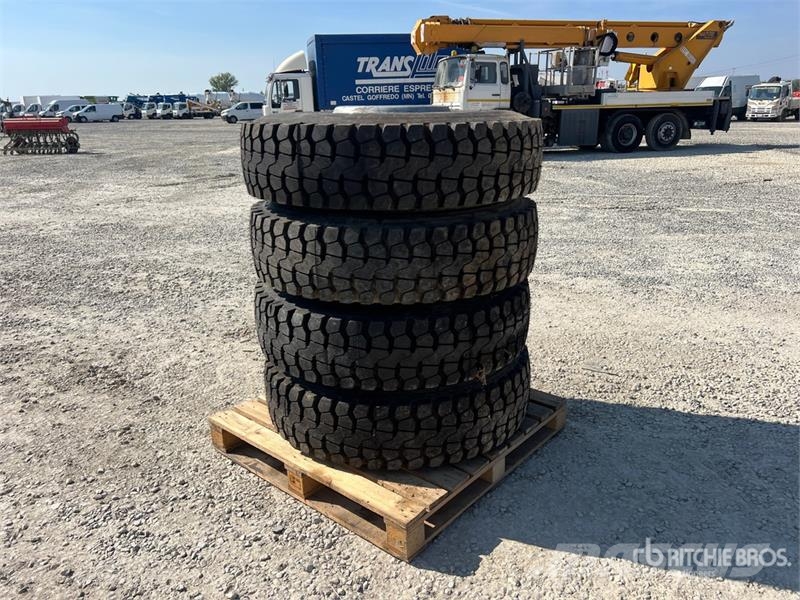  Quantity of (4) 13-22.5 Wheels (Unused) Gume, točkovi i felne