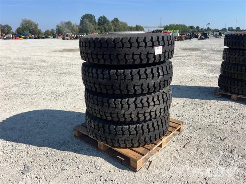  Quantity of (4) 13-22.5 Wheels (Unused) Gume, točkovi i felne