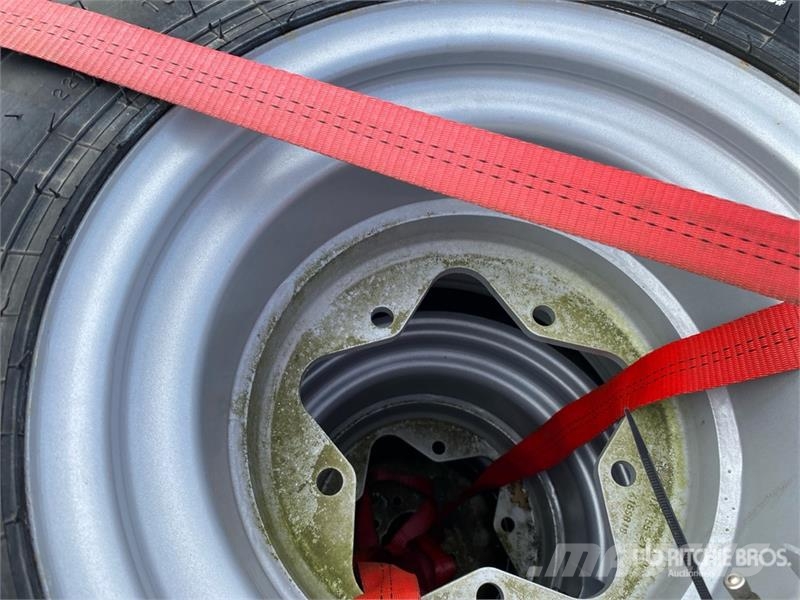  Quantity of (4) 31x15,5-15 Tires الإطارات والعجلات والحافات