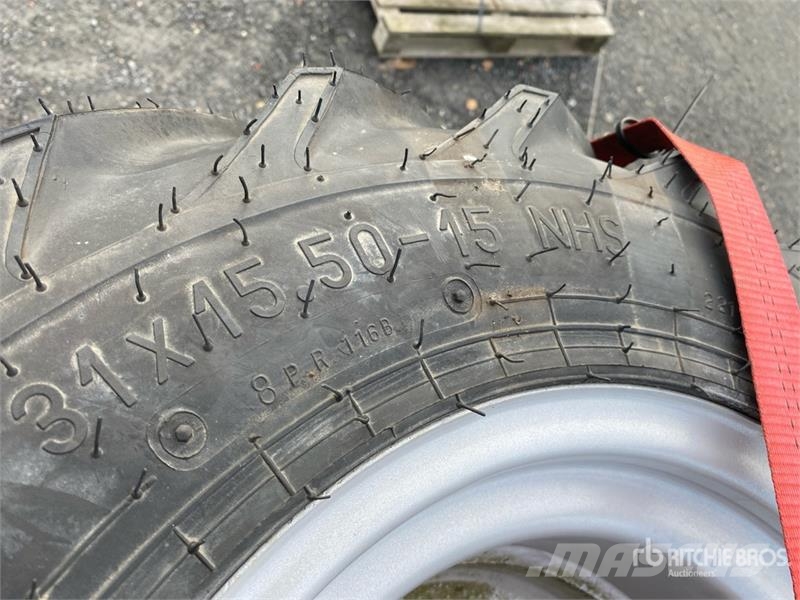  Quantity of (4) 31x15,5-15 Tires الإطارات والعجلات والحافات