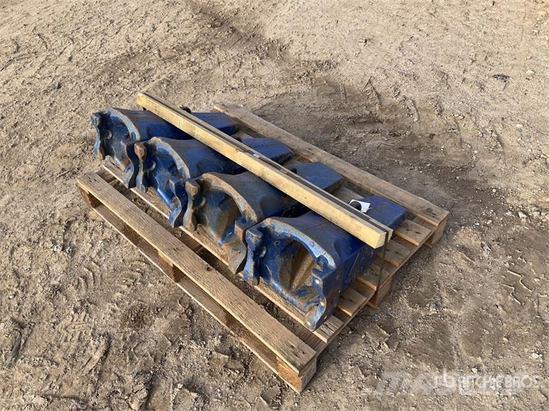 Quantity of (4) Bucket Teeth Other components