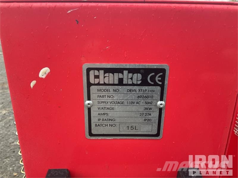  Quantity of (4) Clarke Devil 371P Space Heater معدات التسخين والإذابة