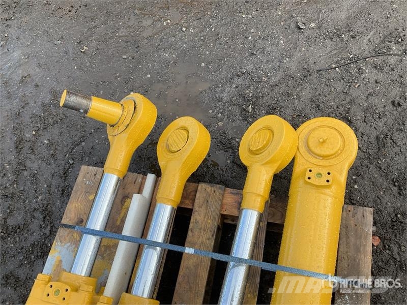Quantity of (4) Hydraulic Parts Hidráulicos