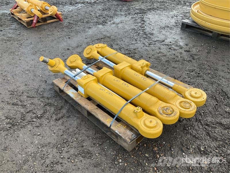 Quantity of (4) Hydraulic Parts Hidráulicos