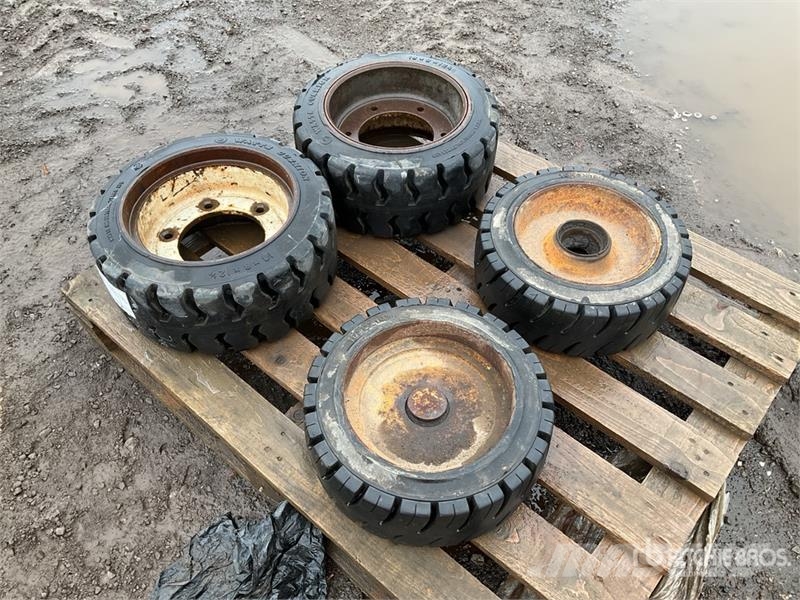 Quantity of (4) Wheels Pneus Agrícolas