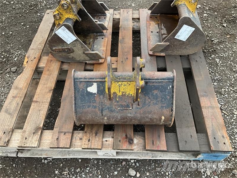 Quantity of (4) WHITES Digging Excavator Bucket Buckets