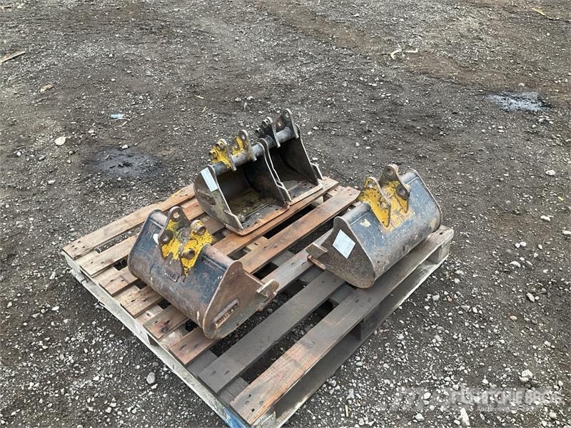 Quantity of (4) WHITES Digging Excavator Bucket Buckets