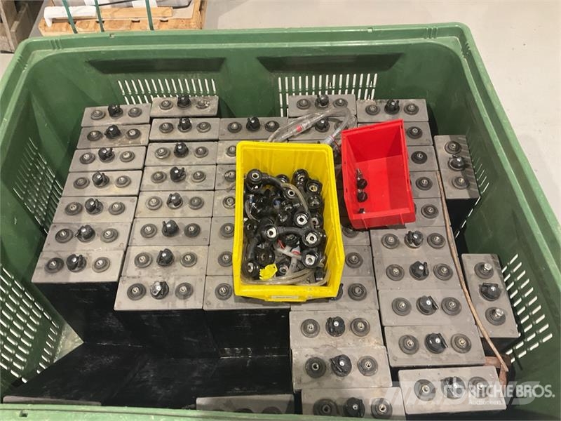 Quantity of (48) 2V Industrial Traction Battery Ce Autres accessoires