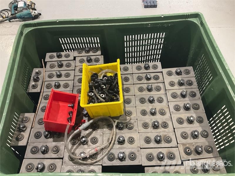 Quantity of (48) 2V Industrial Traction Battery Ce Autres accessoires