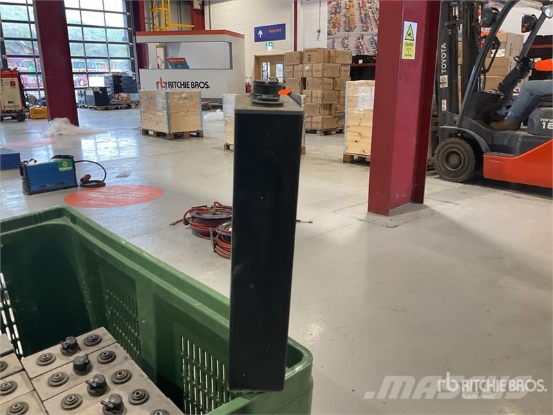 Quantity of (48) 2V Industrial Traction Battery Ce Autres accessoires
