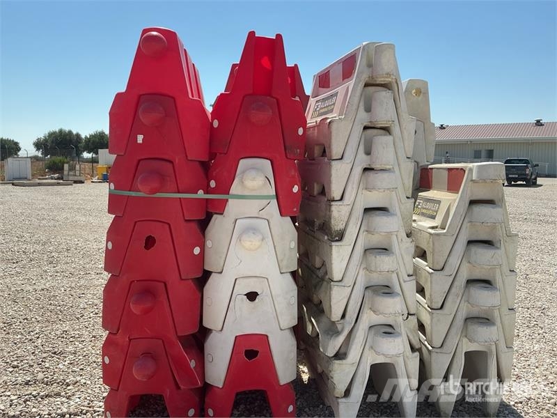  Quantity of (60) Filled New Jersey Barriers Road S 其他