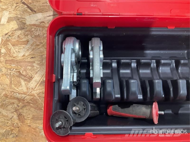 Quantity of (8) Novopress Crimper Attachment Andere Zubehörteile