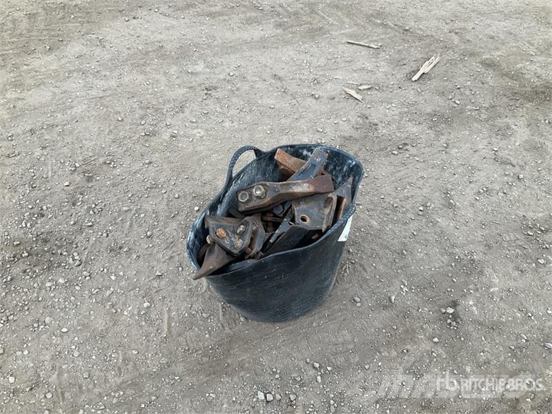 Quantity of Excavator Bucket Teeth Other components
