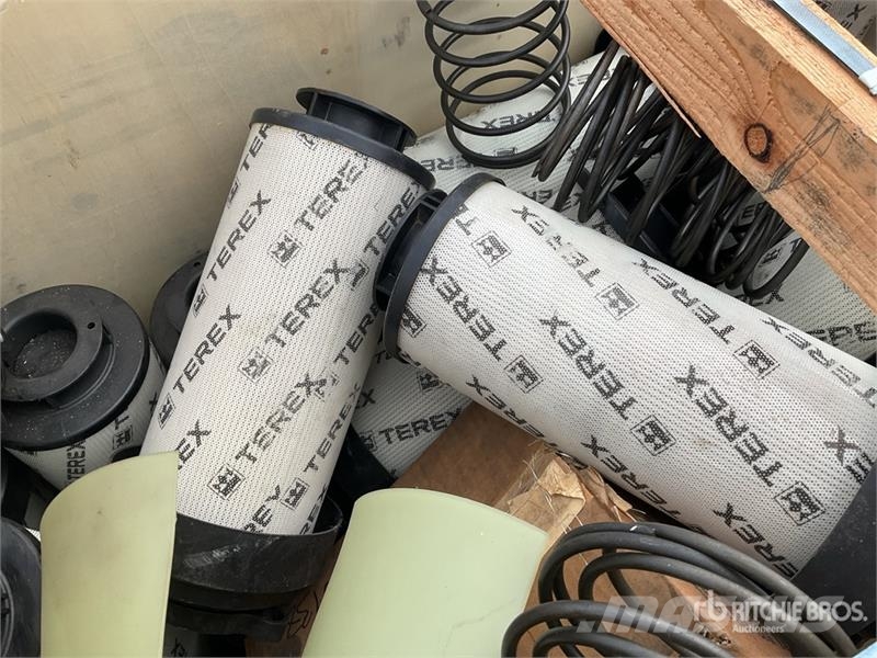  Quantity of Pallet of Misc Parts مكونات أخرى
