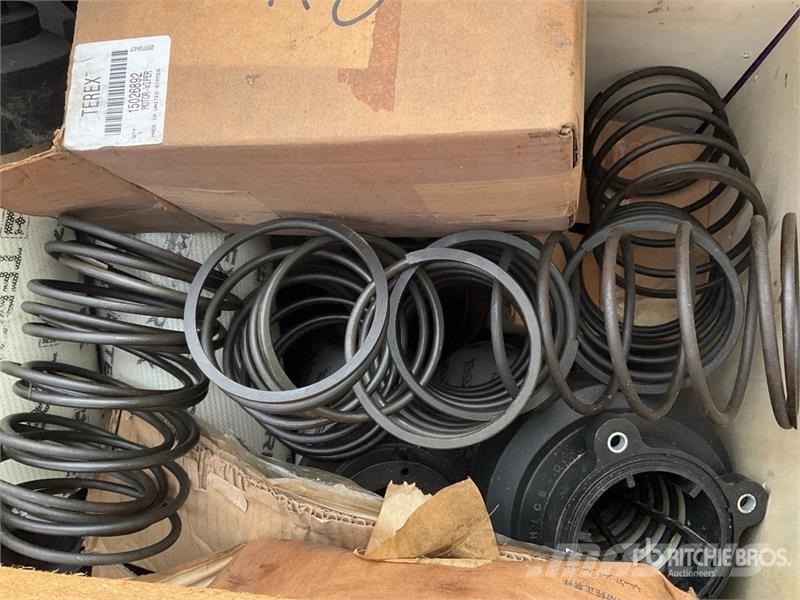  Quantity of Pallet of Misc Parts مكونات أخرى