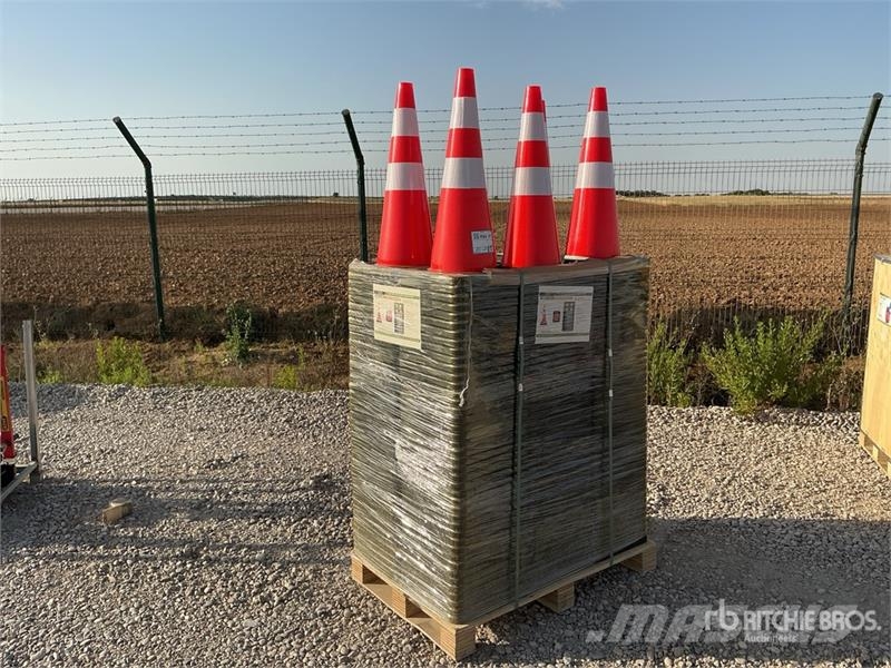 Quantity of STARVOX TC-250P Traffic Cones (Unused 鋪管推土機