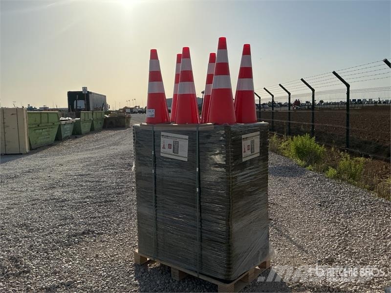 Quantity of STARVOX TC-250P Traffic Cones (Unused 鋪管推土機