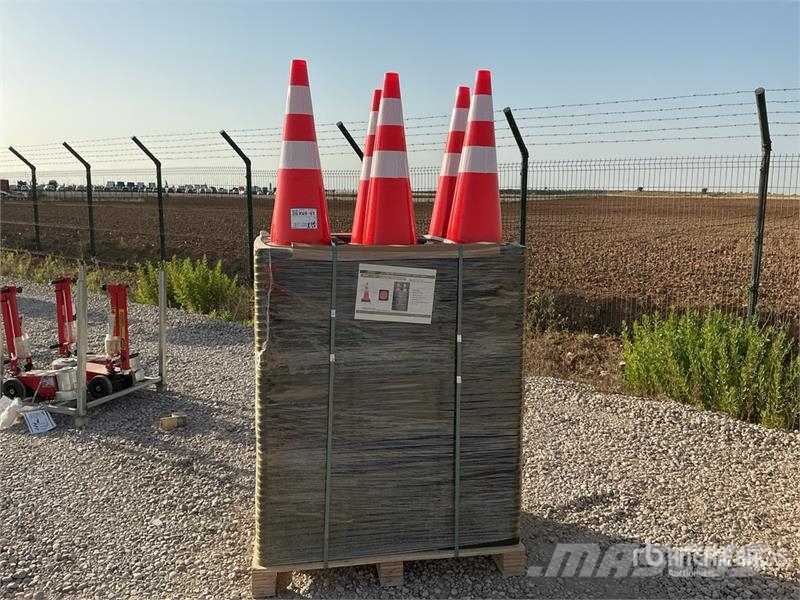 Quantity of STARVOX TC-250P Traffic Cones (Unused 鋪管推土機