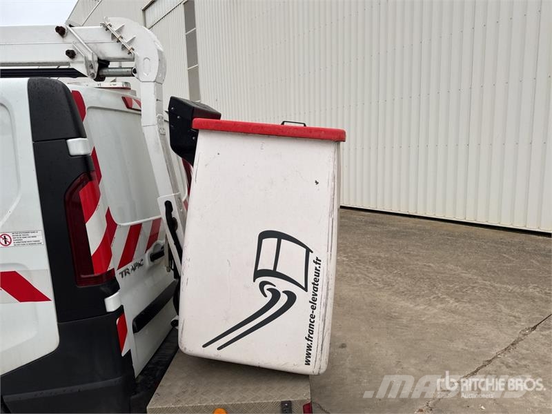 Renault 101F 6.1 m on Renault Trafic Camion Nacelle Bucket 车载式高空作业车