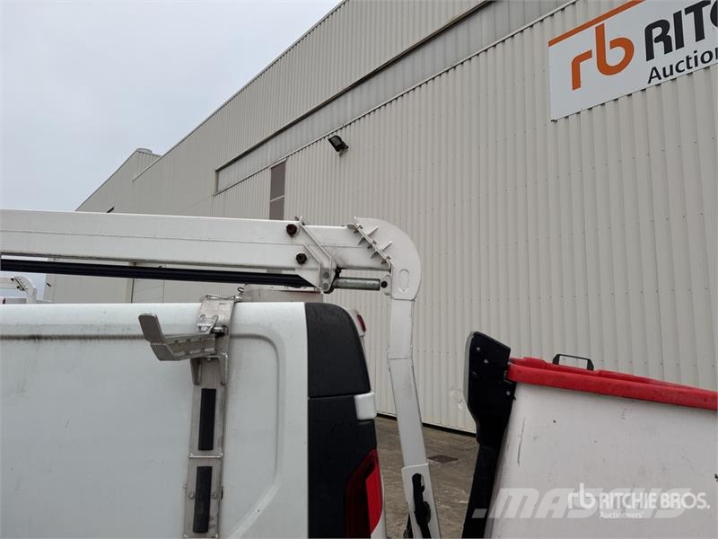Renault 101F 6.1 m on Renault Trafic Camion Nacelle Bucket 车载式高空作业车