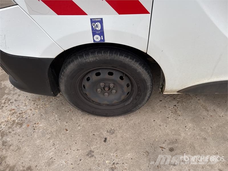 Renault 101F 6.1 m on Renault Trafic Camion Nacelle Bucket 车载式高空作业车