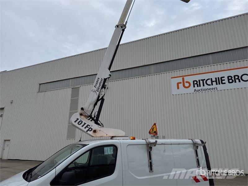 Renault 101F 6.1 m on Renault Trafic Camion Nacelle Bucket 车载式高空作业车