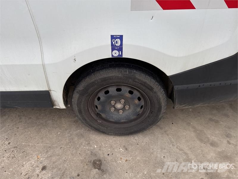 Renault 101F 6.1 m on Renault Trafic Camion Nacelle Bucket 车载式高空作业车