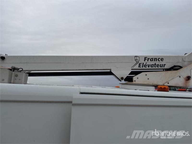 Renault 101F 6.1 m on Renault Trafic Camion Nacelle Bucket 车载式高空作业车
