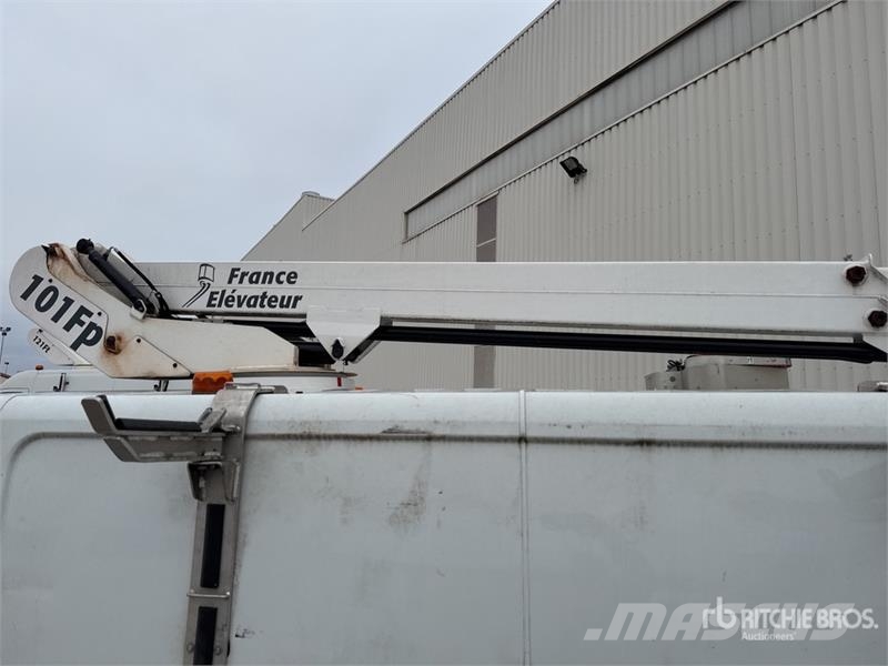 Renault 101F 6.1 m on Renault Trafic Camion Nacelle Bucket 车载式高空作业车