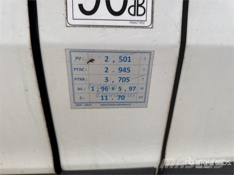 Renault 101F 6.1 m on Renault Trafic Camion Nacelle Bucket 车载式高空作业车
