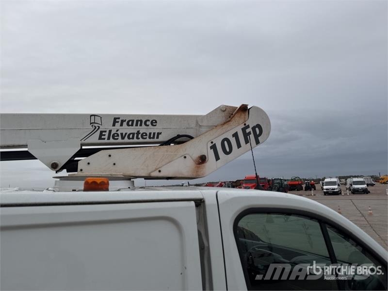 Renault 101F 6.1 m on Renault Trafic Camion Nacelle Bucket 车载式高空作业车