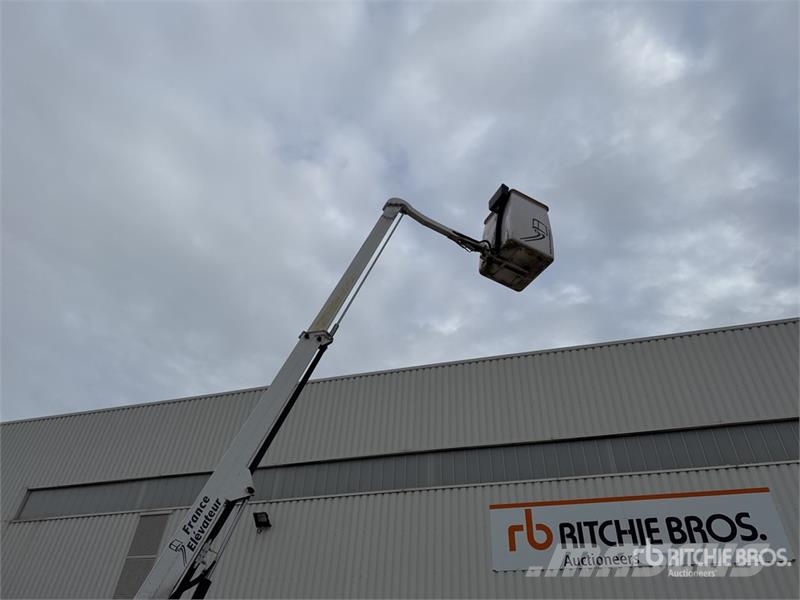 Renault 101F 6.1 m on Renault Trafic Camion Nacelle Bucket 车载式高空作业车