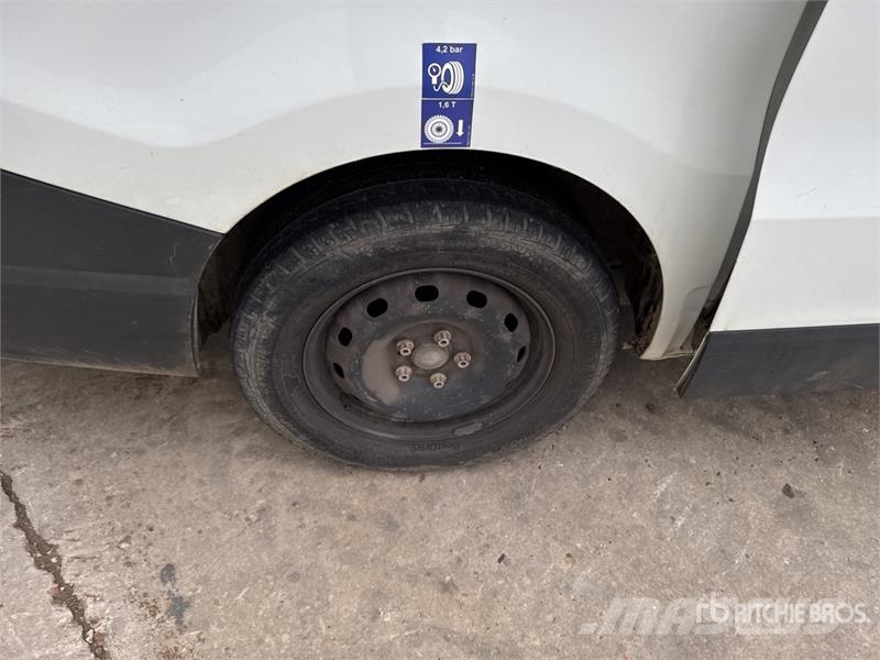 Renault 101F 6.1 m on Renault Trafic Camion Nacelle Bucket 车载式高空作业车