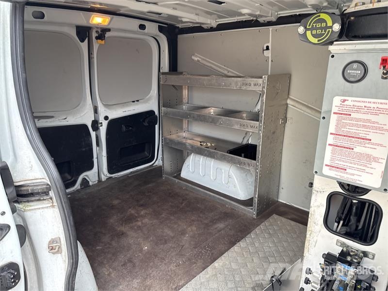 Renault 101F 6.1 m on Renault Trafic Camion Nacelle Bucket 车载式高空作业车