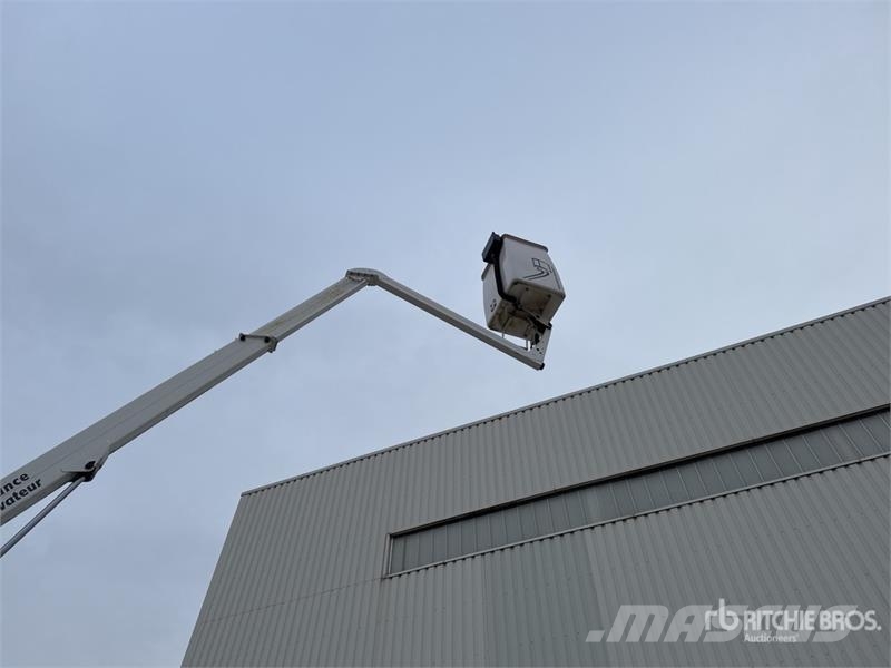 Renault 121F 10 m on Renault Master Camion Nacelle Bucket 车载式高空作业车