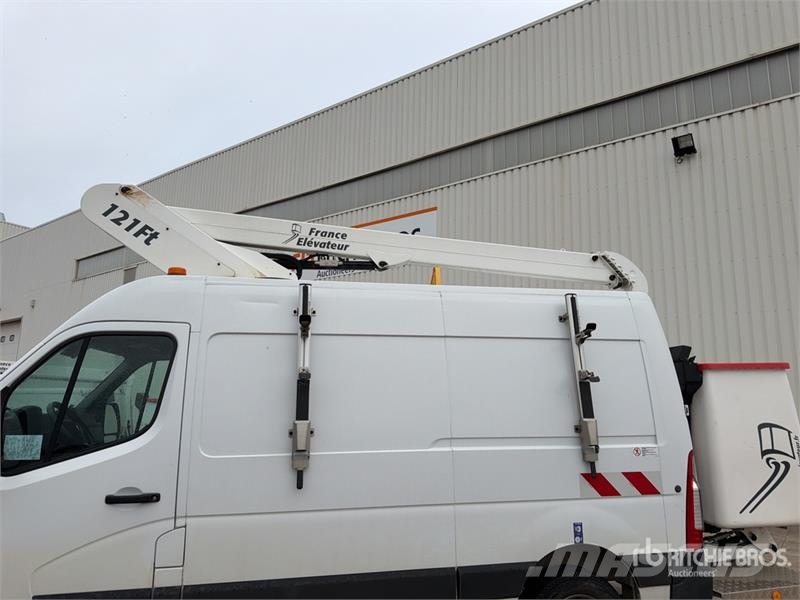 Renault 121F 10 m on Renault Master Camion Nacelle Bucket 车载式高空作业车